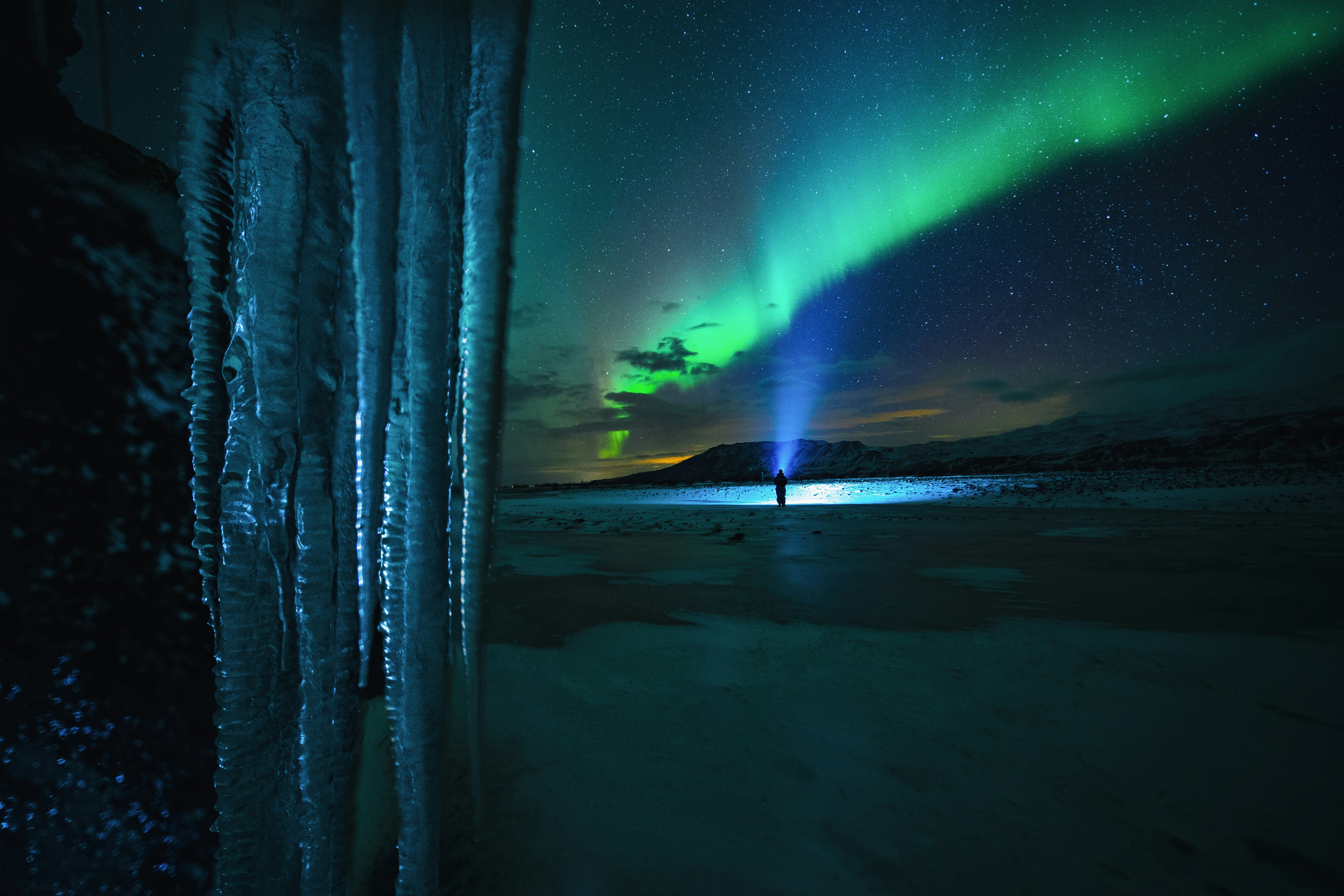 green and blue aurora lights